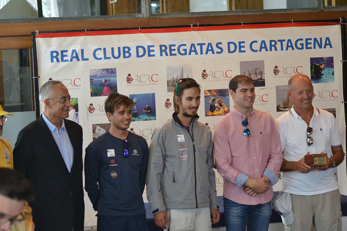 El nuevo presidente, José García (izqda.) con los vencedores de la clase ORC 2, El Carmen, junto al concejal de Deportes Ricardo Segado (3º por la izqda.)